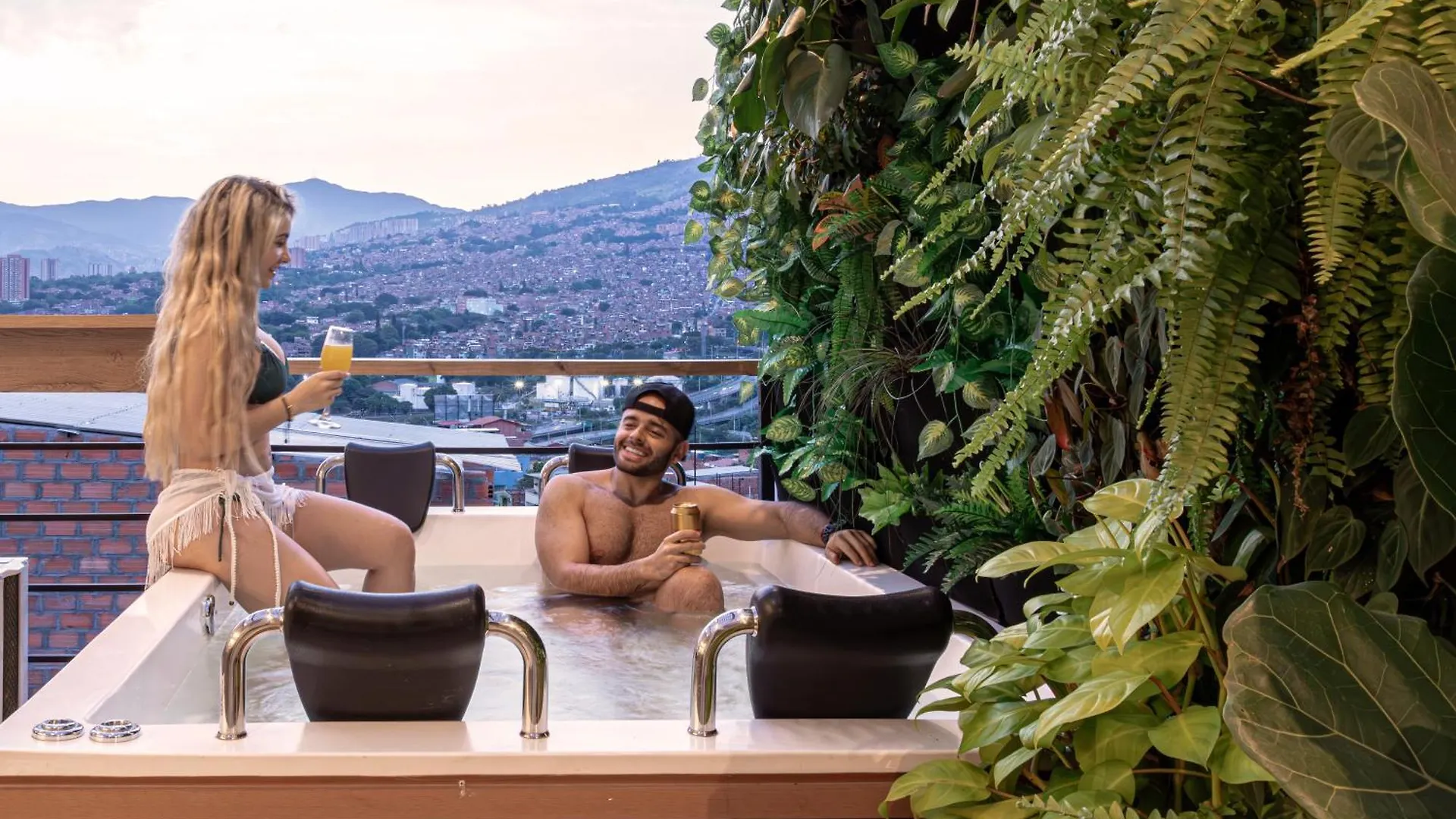 Jacuzzi Privado, Casa De Lujo Norte Medellín 0*,  Colombia